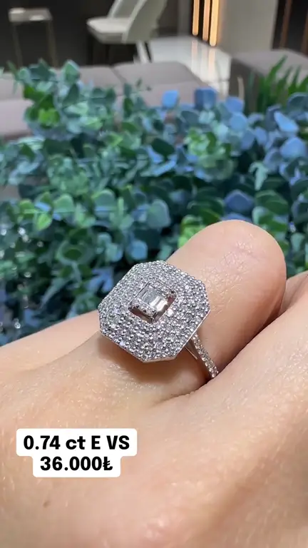 0.74 ct Baget Pırlanta Yüzük videosundan kare