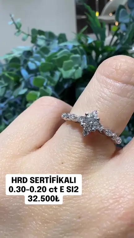 0.30-0.20 ct Lotus Pırlanta Yüzük videosundan kare