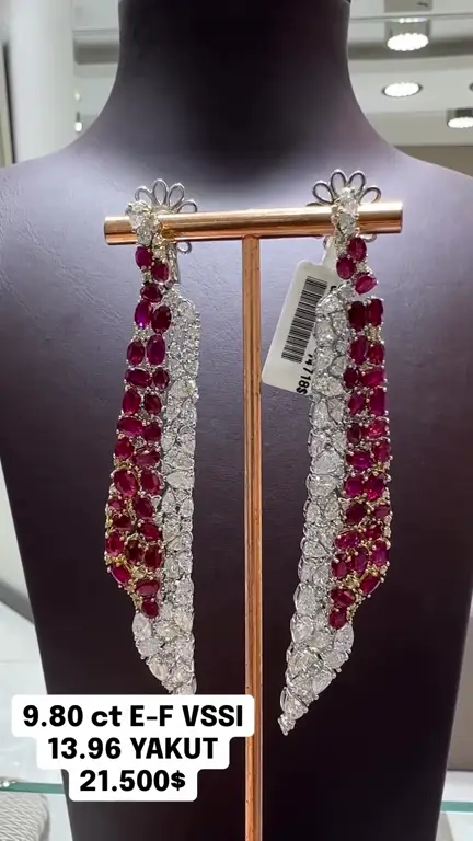 13.96 ct Yakut ve 9.80 ct Pırlanta Küpe videosundan kare