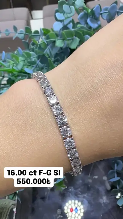 16.00 ct Suyolu Pırlanta Bileklik videosundan kare